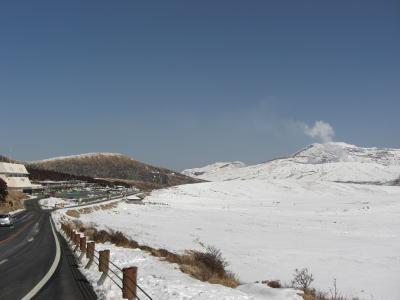 雪の阿蘇中岳火口と草千里