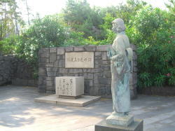 林芙美子の文学碑と銅像